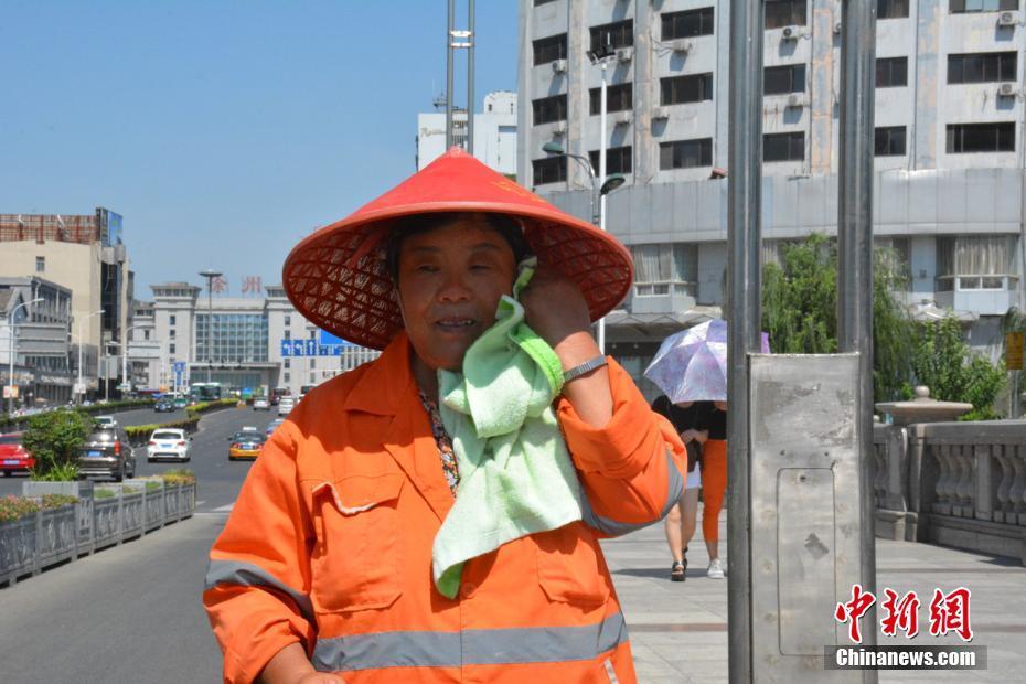 徐州一线劳动者"桑拿天"挥汗如雨坚守岗位
