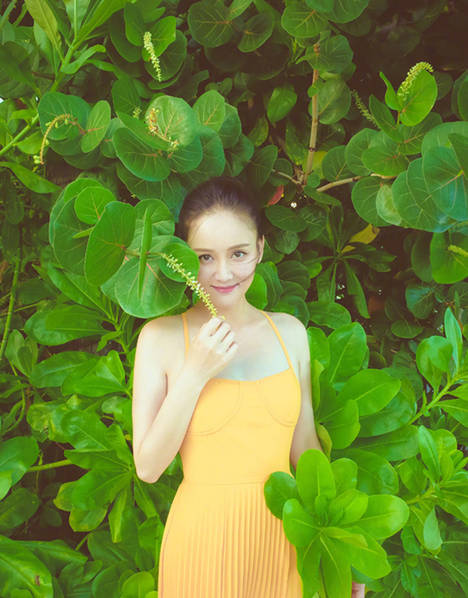 好美!陈乔恩穿低胸小黄裙 年轻活力少女感十足