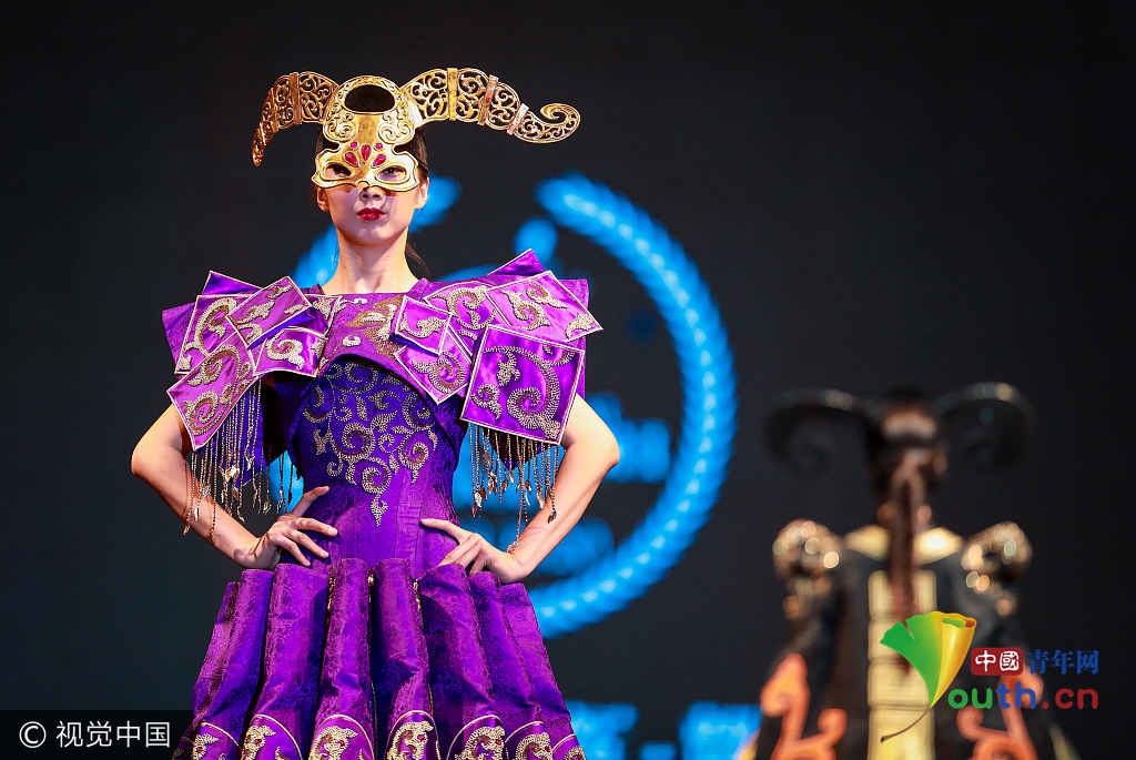 现代民族服饰展演 呼和浩特模特秀出最炫民族