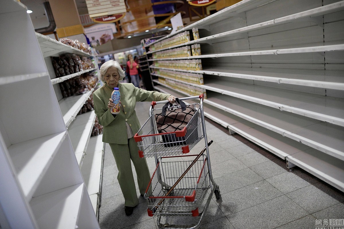 委内瑞拉局势动荡 民众买空超市货架