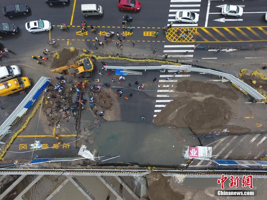 山西太原主干道路面塌陷
