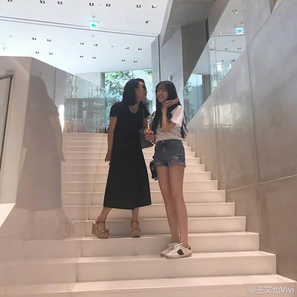 王中磊娇妻与女儿逛街似姐妹 王文也穿热裤长腿吸睛