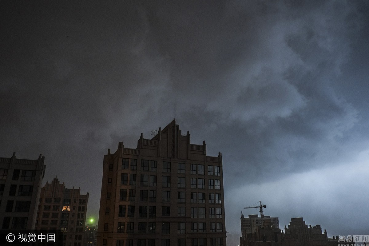 西安降大雨 黑云压城如"魔幻大片"