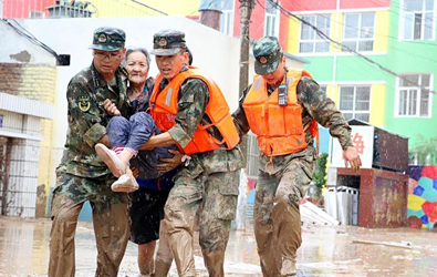 武警官兵抗洪救灾.jpg