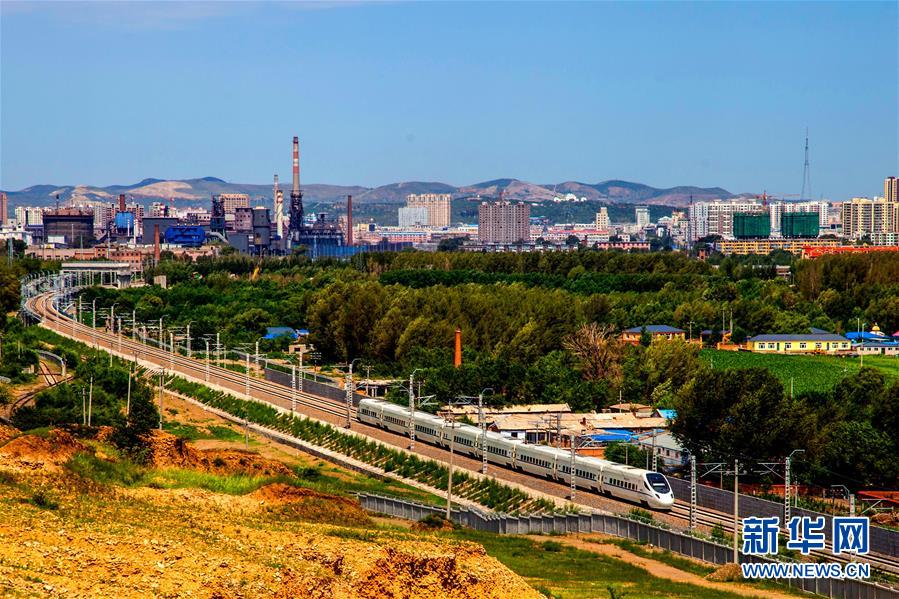 长白乌铁路开始试运行