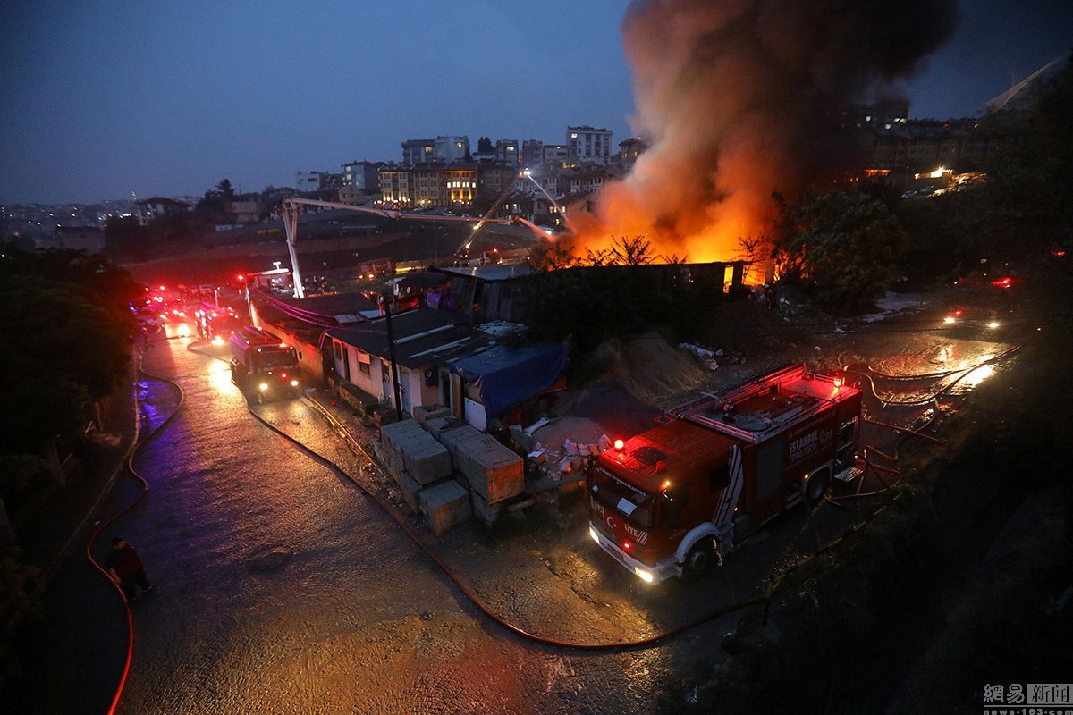 土耳其遭遇雷暴天气 闪电击中商店发生火灾