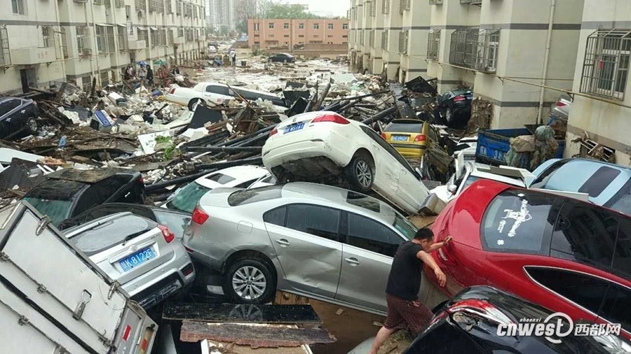 陕西子洲县暴雨过后 车辆报废堆在一起