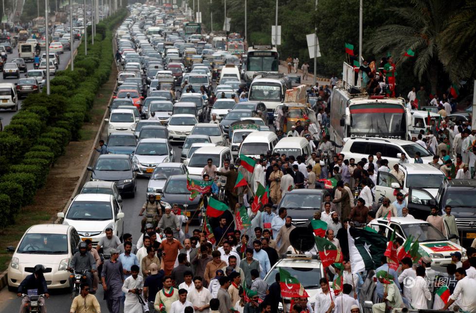 巴基斯坦总理三度下台 民众反应各异