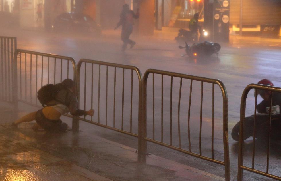 台风"纳沙"登陆台北 行人紧抓护栏快被吹走