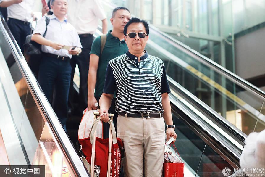 唐国强polo衫墨镜气场非凡 妻子装扮朴素