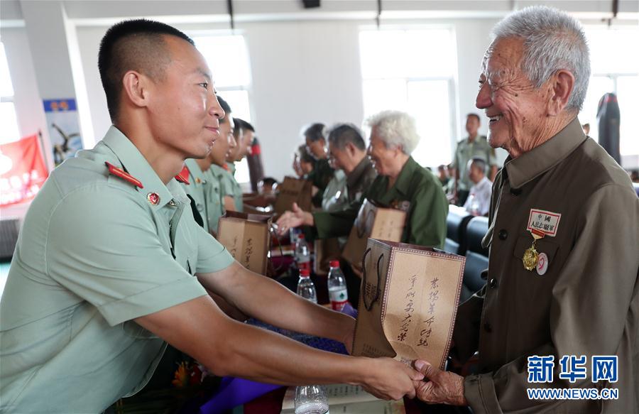 （社会）（1）新老战士共庆建军节