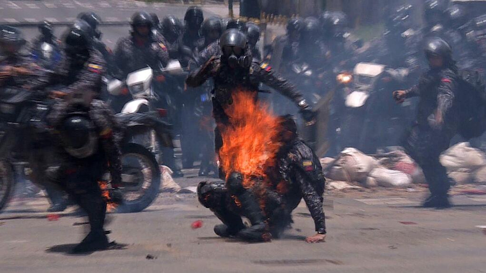 委内瑞拉制宪大会 民众街头游行示威焚烧警车
