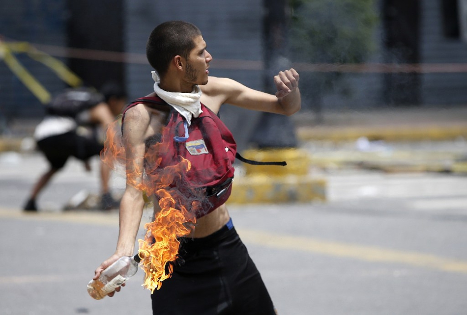 委内瑞拉制宪大会 民众街头游行示威焚烧警车