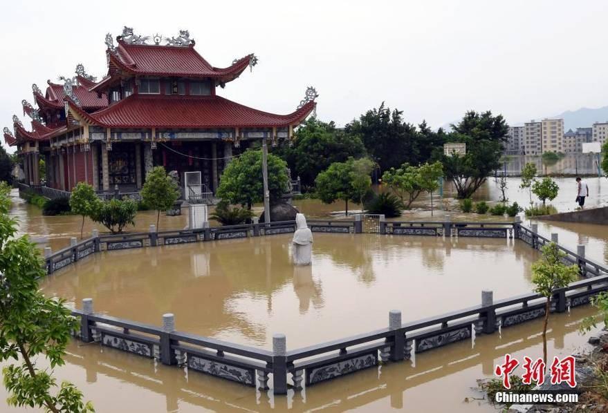 暴雨袭击福建
