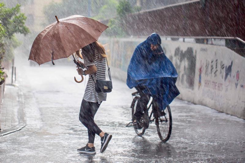 广州雷雨大风和暴雨预警信号生效 市民注意防