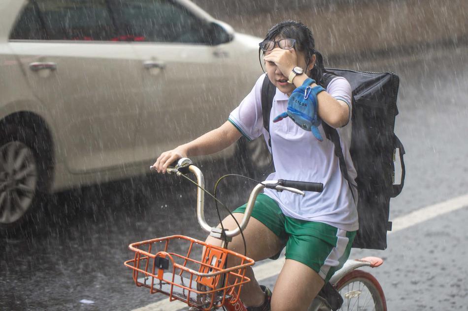 广州雷雨大风和暴雨预警信号生效