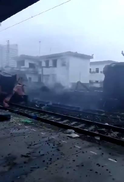 重庆一货运列车车厢两次燃爆 致7伤