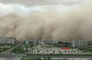 漫天黄沙滚滚而来.jpg