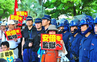 游行反对安倍.jpg
