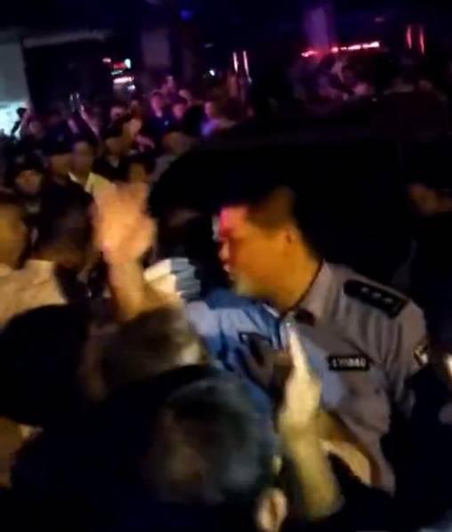 郎咸平被投资受害者围堵画面曝光