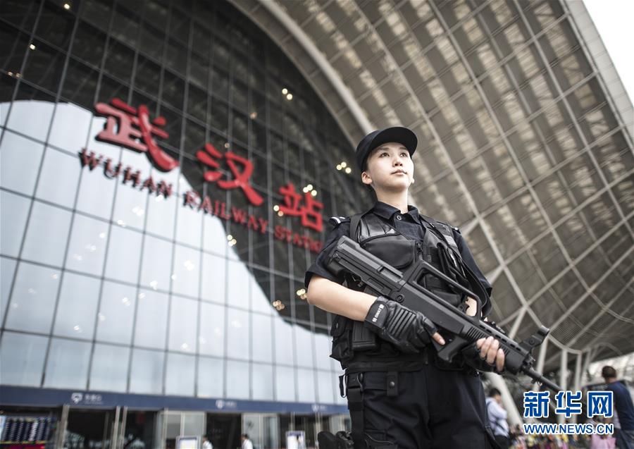 （社会）（1）女特警李希：暑运路上的侠骨柔情