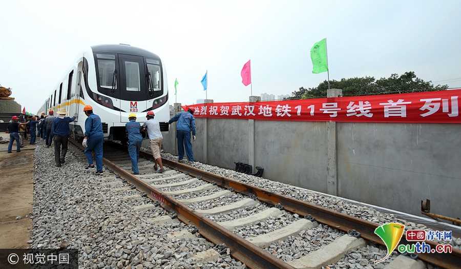 武汉地铁11号线首列车现身 可杀灭空气中细菌