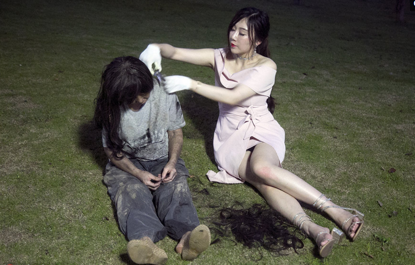 20岁美女跪地为流浪者剪头发 网友质疑炒作