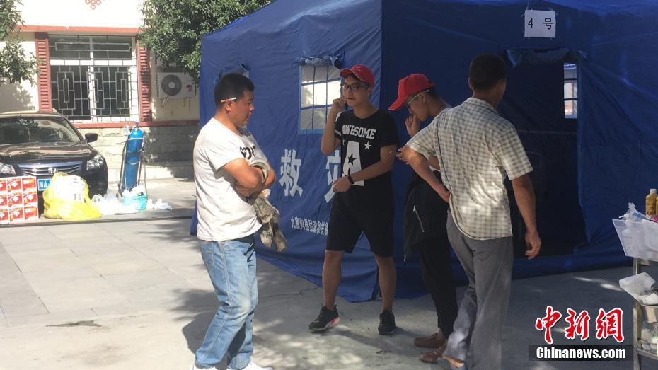 四川九寨沟发生7.0级地震 沿途看到的受损汽车