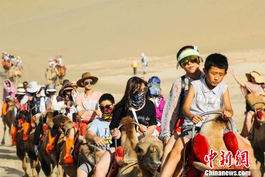 敦煌鸣沙山月牙泉今年游客破百万人次