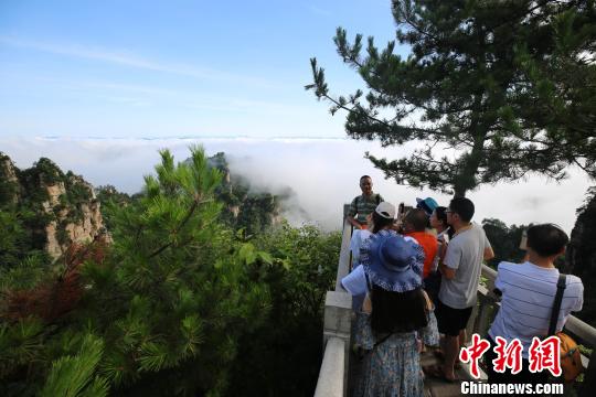 张家界天子山雨后云海气势磅礴