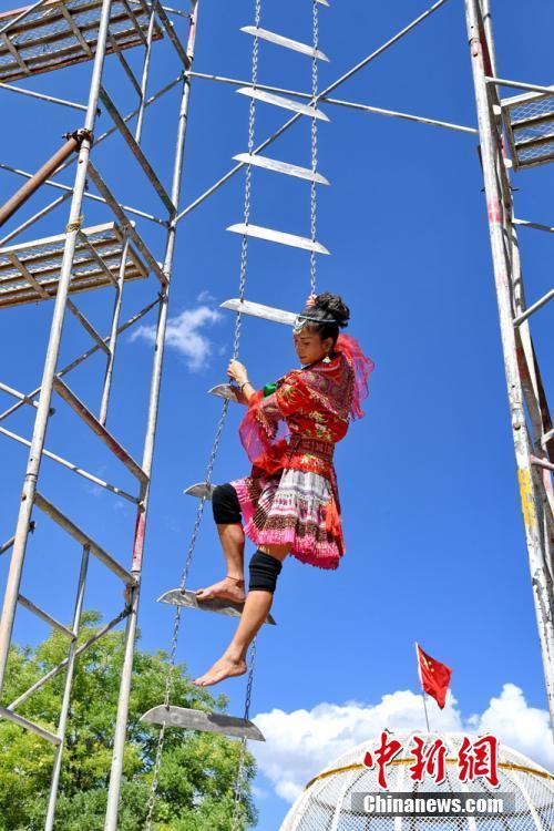 民间艺人表演"上刀山".徐振华 摄