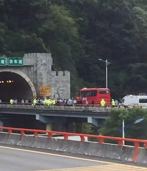 成都开往洛阳大客车在秦岭隧道撞壁高清图片