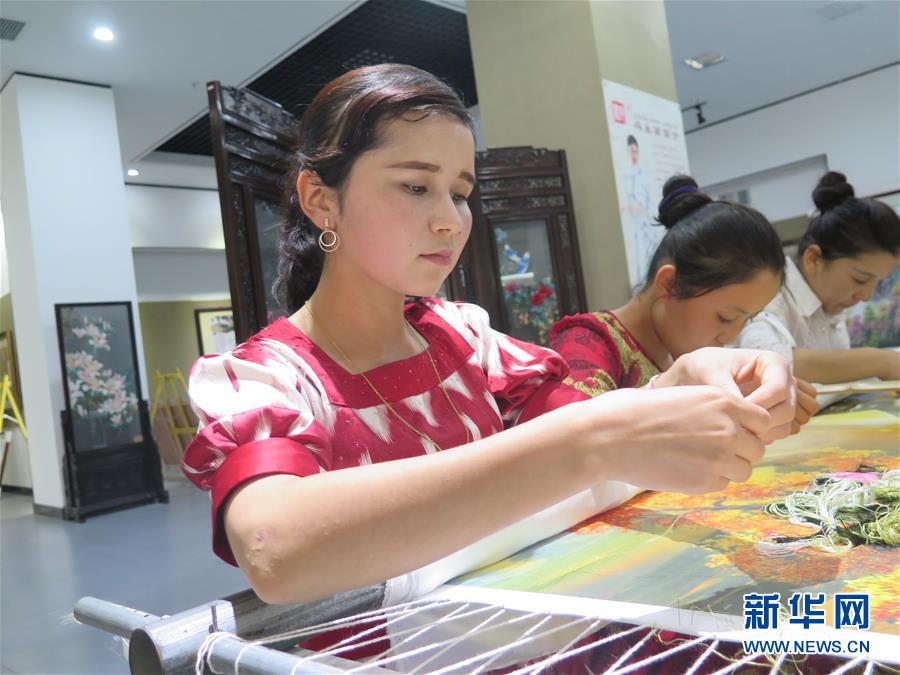 （图文互动）（1）当维吾尔族姑娘遇见河南刺绣