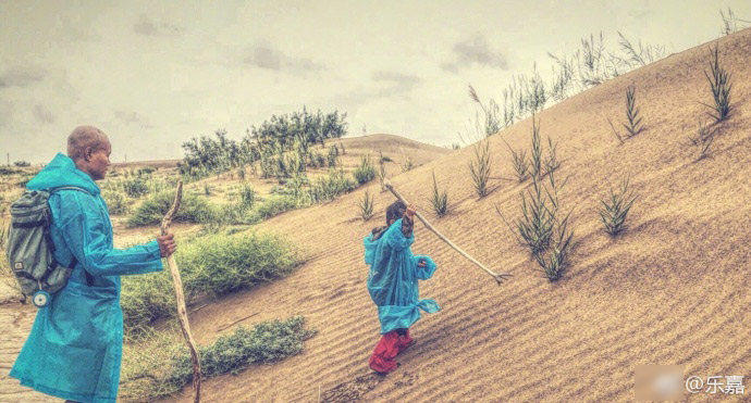 乐嘉带4岁女儿穿越沙漠4天走76公里 网友反应
