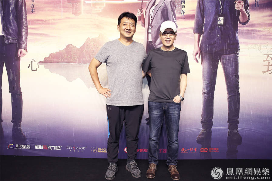 导演曹保平(右),演员王砚辉(左)出席首映红毯.