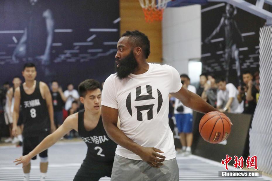 NBA球星詹姆斯·哈登现身浙江杭州 与球迷亲