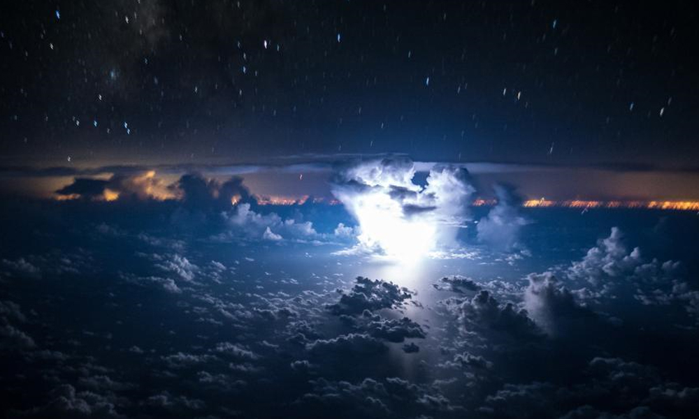 员高空拍摄雷暴-震撼景象如大片.jpg