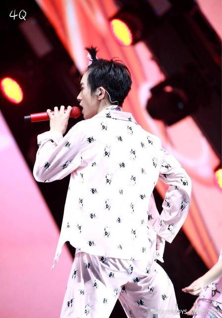 易烊千玺演唱会造型 W020170812516175946722.jpg