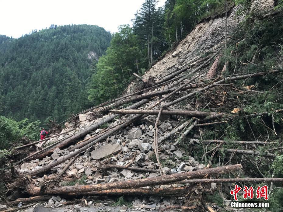 九寨沟地震 九寨沟景区售票排队围栏拆除
