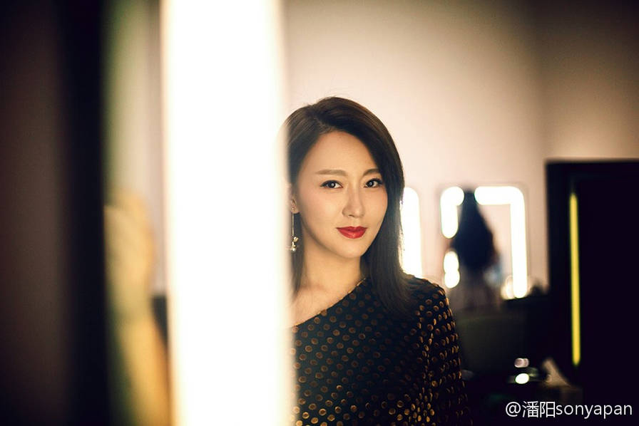潘长江女儿潘阳晒美照 大秀香肩妩媚迷人