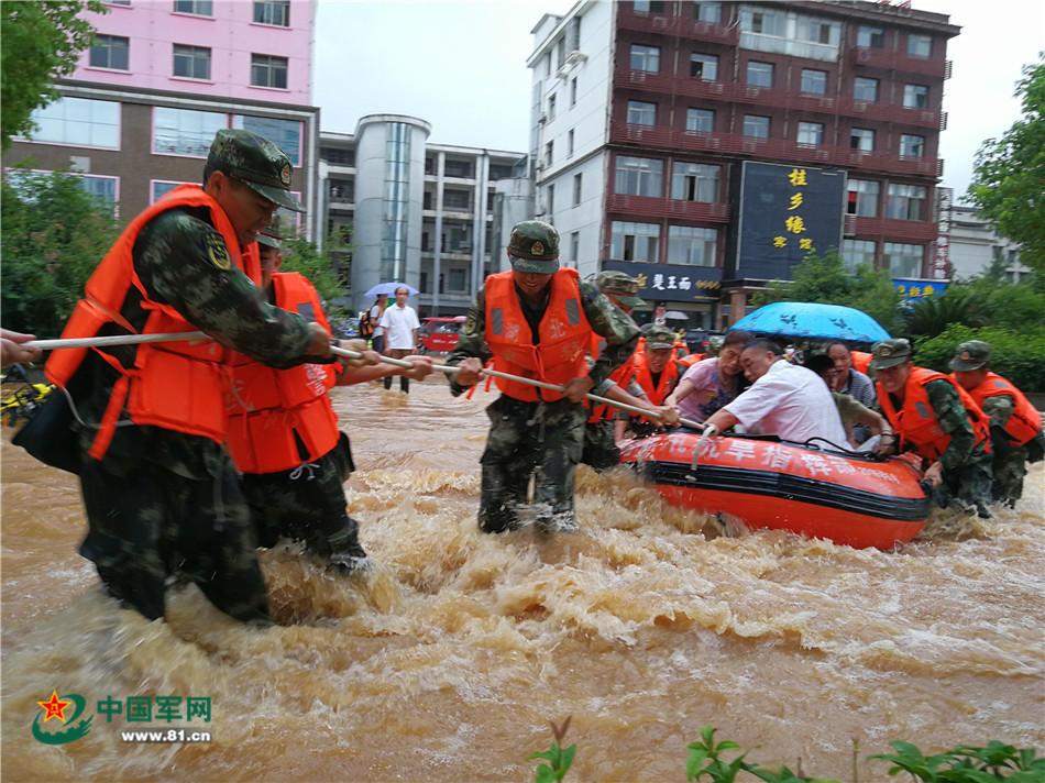 湖北咸宁暴雨袭城 武警官兵紧急转移救援群众