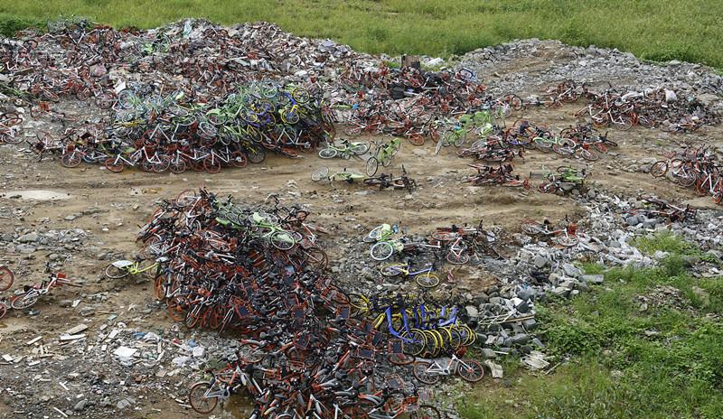 南昌围墙内现共享单车 坟场 均为被扣车辆