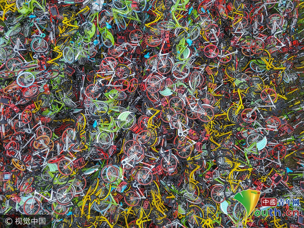 合肥暂扣共享单车超万辆 一停放点堆车成山无