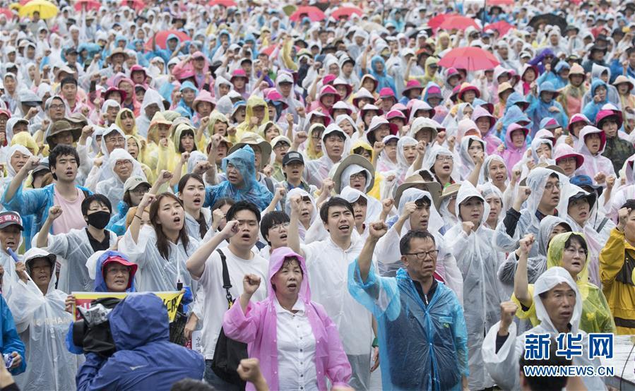 韩国民众冒雨参加反对萨德游行示威