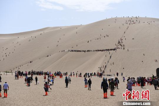 鸣沙山已经形成3000多年，而鸣沙的记载也由来已久。　杨艳敏　摄