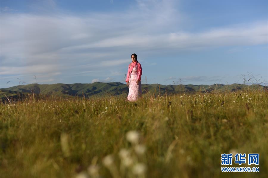（图片故事）（1）藏族盲女草原放歌：“我们的妈妈叫中国”