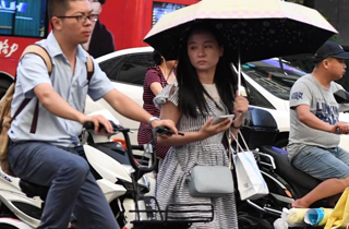 降雷阵雨-市民涉水出行.jpg