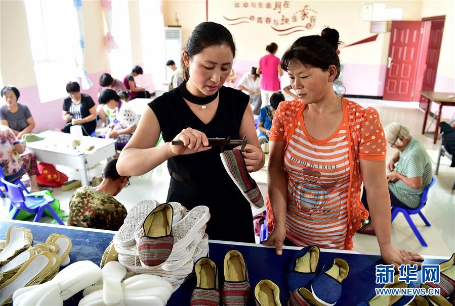 （社会）（1）“扶贫车间”助力村民家门口就业
