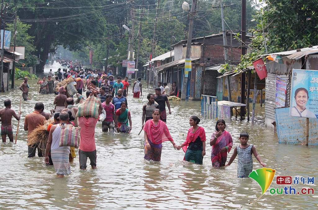印度水灾泛滥 信徒洪水中不忘保菩萨渡河