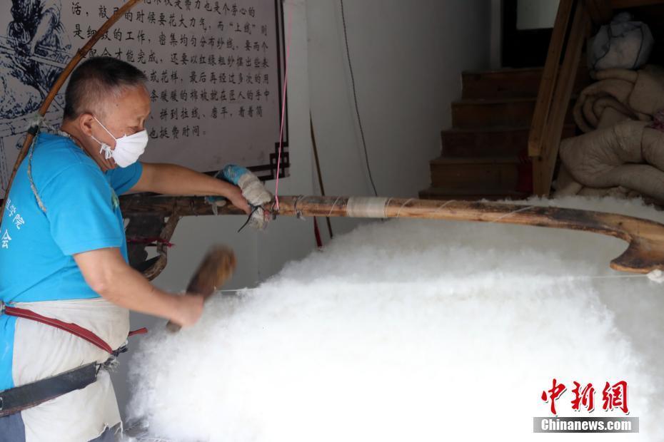 探访江西黎川老街上的传统手艺--弹棉花